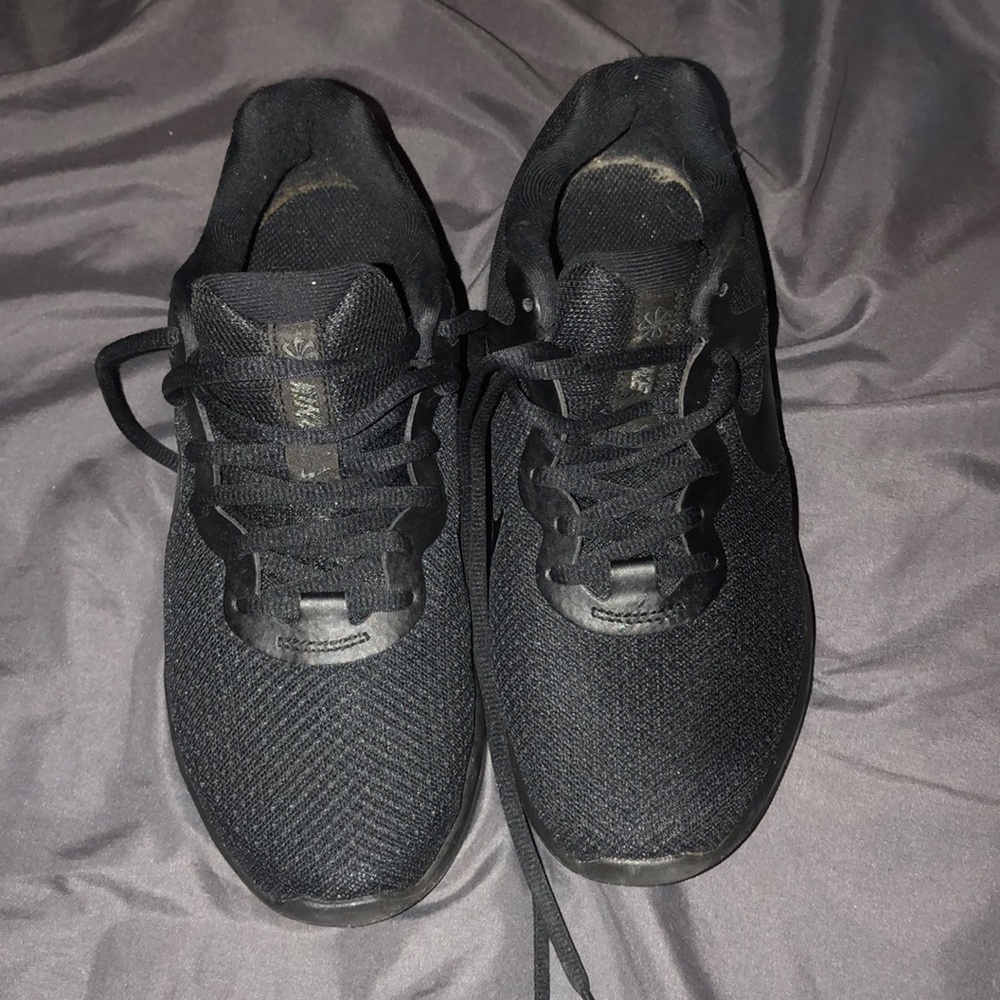 New pair of Nike black Nike tennis shoes never worn out only tried on.Size 7